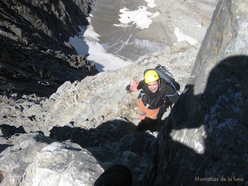 Joaquín en el 3º paso clave de la cresta, IIº+, abajo la caída al Glaciar de Llardana